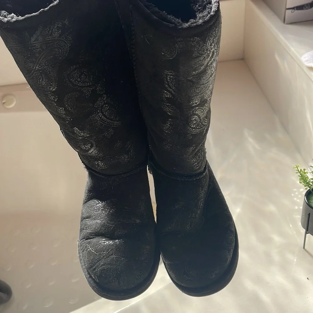 Women’s Ugg black metallic boots 8 - Picture 2 of 5